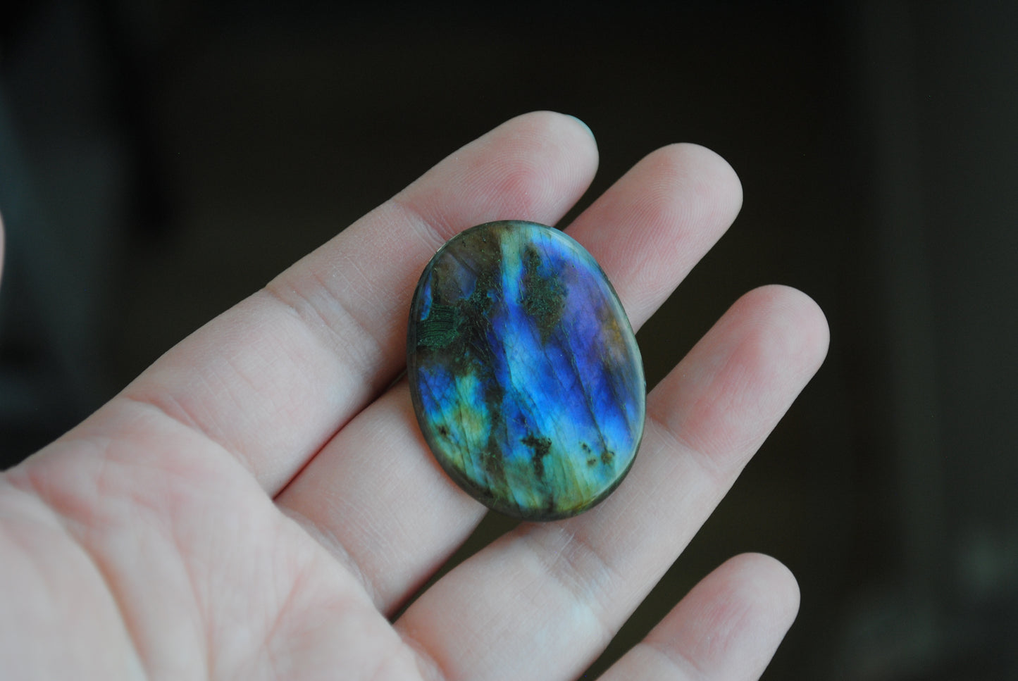 Labradorite stone on fingers