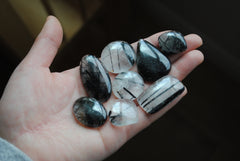 Tourmalinated quartz cabochons (Lot B)