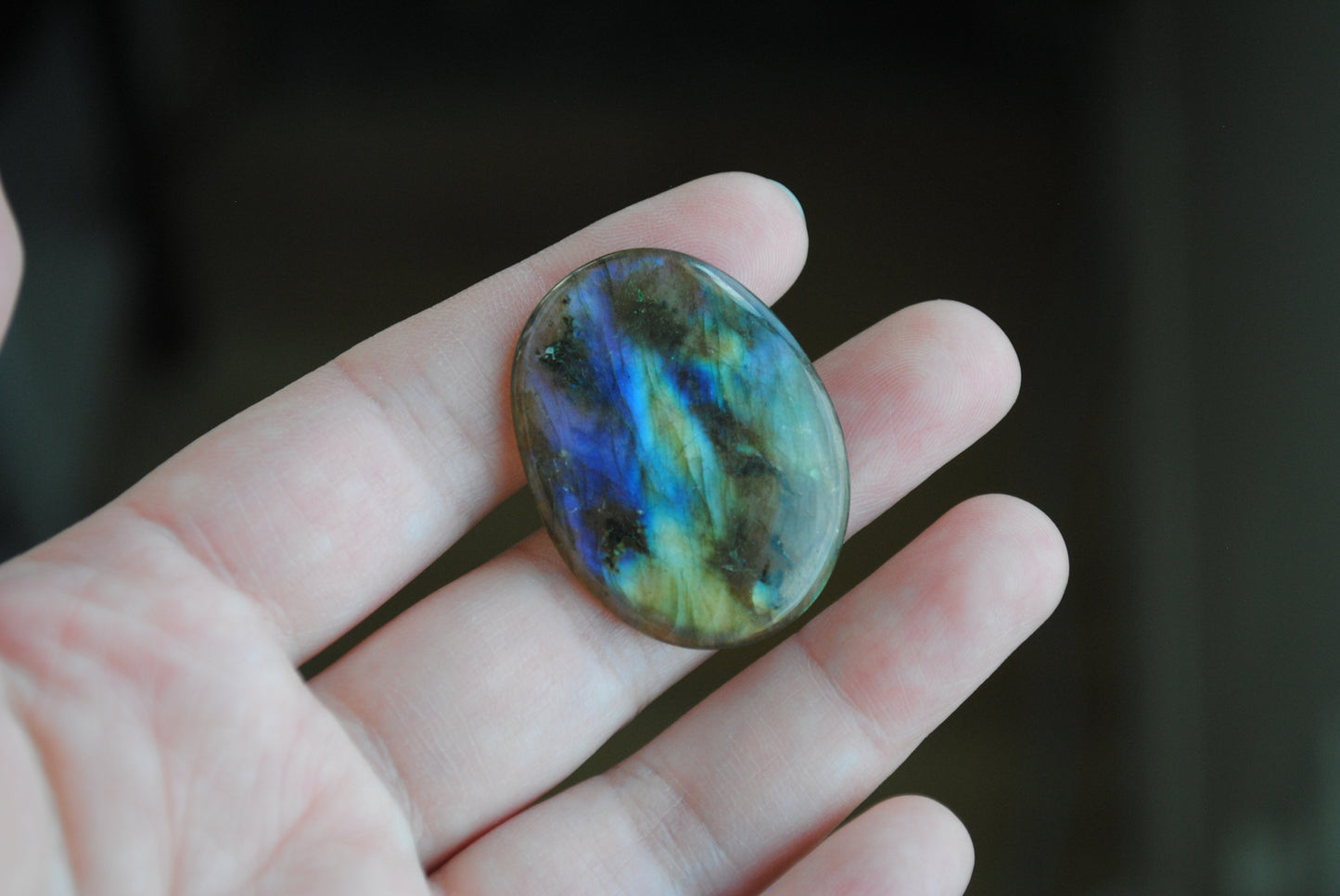 Labradorite stone on fingers