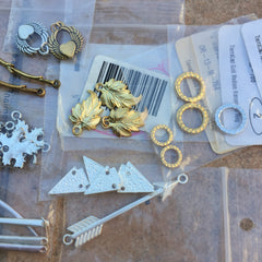 Mixed lot A: charms/pendants/links