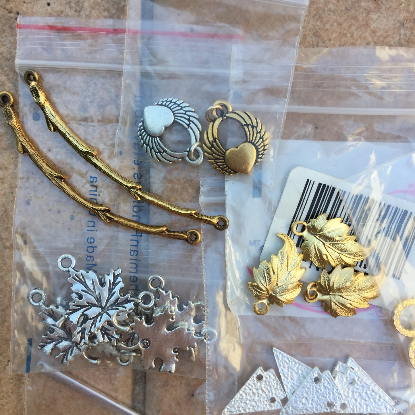Mixed lot A: charms/pendants/links