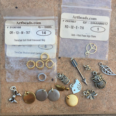 Mixed lot B: charms/pendants/links